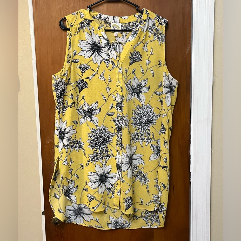 Floral Yellow Sleeveless Top. XL‎